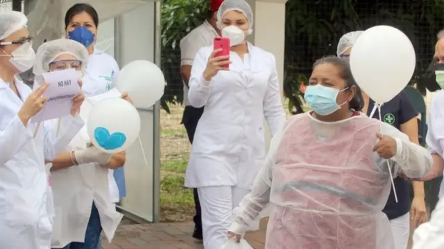 Una paciente de covid-19 sale del hospital