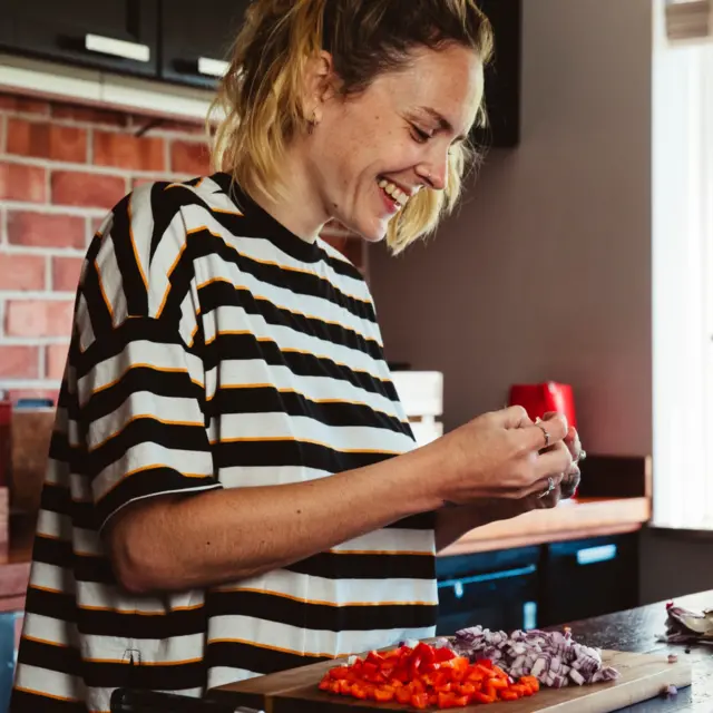 Loretta trabalhando na cozinha