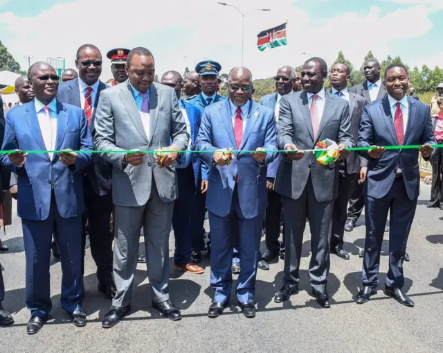 Rais Kenyatta na Rais Magufuli wakikata utepe wa kuzindua barabara hiyo