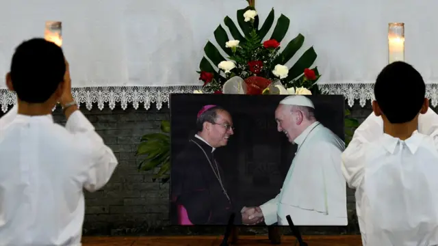 Foto de monseñor Gregorio Rosa con el papa Francisco.