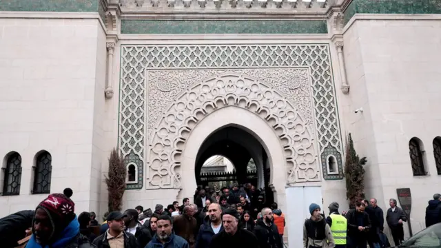 Paris'dek Büyük Cami'de cuma namazı çıkışı