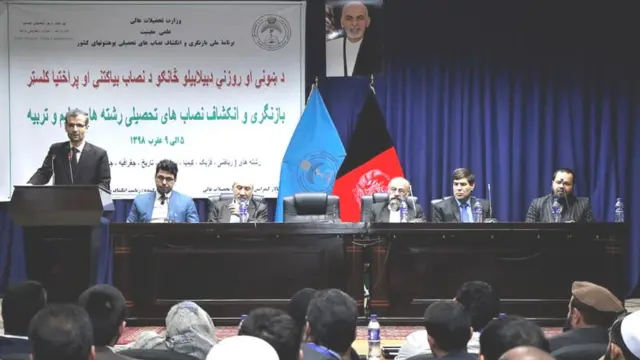 د لوړو زدکړو وزارت تمه ښيي چې د راتلونکي ۱۳۹۹ کال تر پایه به د پاتې ۸۵ تحصیلي څانګو نصاب هم تر بیا کتې وروسته نوی کړي.