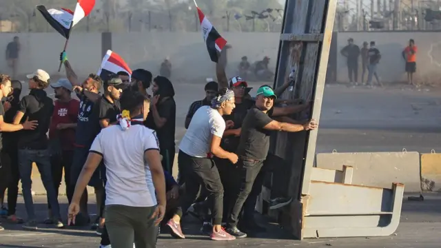 Bağdat'ın Hellani Meydanı'nda barikatlar kuruldu.