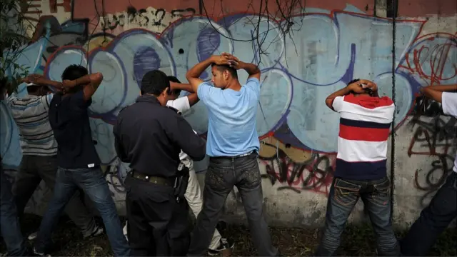 Requisa a integrantes de una mara que van a participar en un evento con motivo de la tregua.