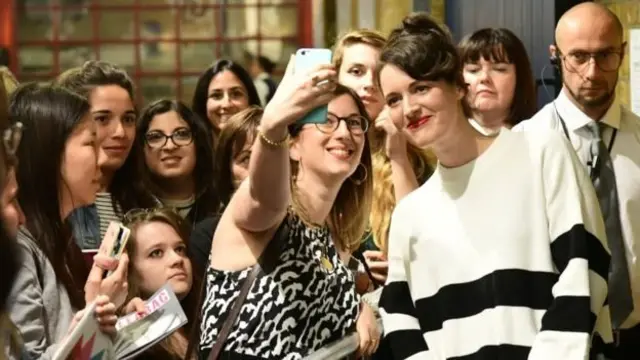 Selebritas Phoebe-Waller Bridge ber-selfie setelah pertunjukan Fleabag baru-baru ini.