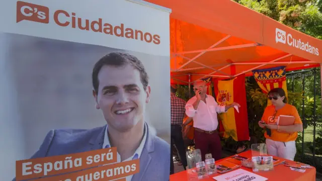 Albert Rivera, líder de ciudadanos en un toldo naranja electoral.