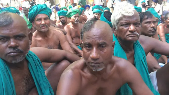 பாதி மீசை, பாதி தலை மளித்து போராட்டம்