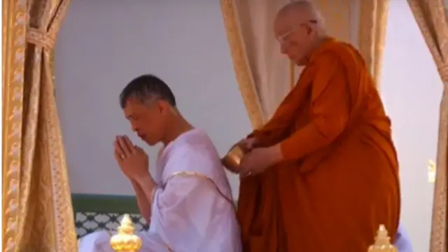 पवित्र जलाने राजा स्नान करतो