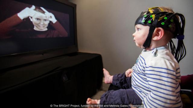 这顶很科幻的帽子能让科学家透入婴儿的大脑，探视他们如何处理与他人的接触。（Credit:光明专案，盖茨夫妇基金会赞助）