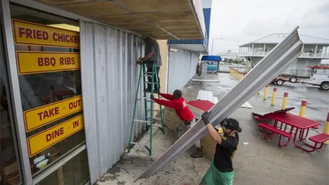 चक्रवात से बचने की तैयारी करते लोग