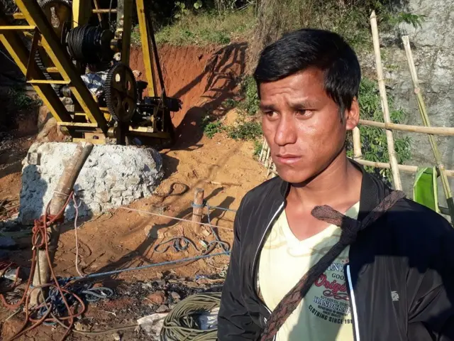 ખાણમાં ફસાયેલા મજૂરની રાહ જોતા એક પરિવારજન