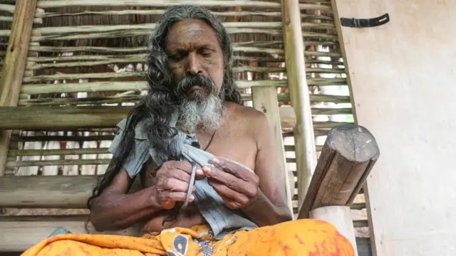 కిరిబండిలాత్తో వెడ్డా పిల్లలకు తమ భాష, సంప్రదాయాలను బోధిస్తున్నారు