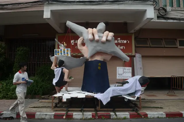 ฟุตบอล ประเพณี จุฬา มธ 72 ล้อการเมือง