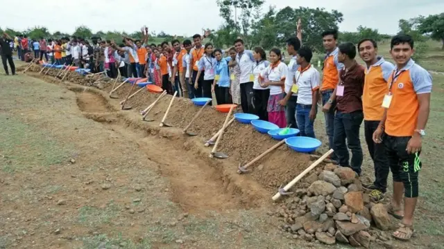 શ્રમદાનમાં જોડાયેલાં યુવક-યુવતીઓ
