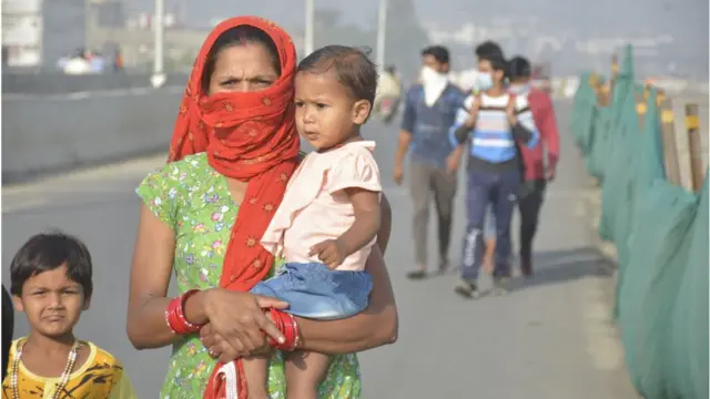 ভারতের গাজিয়াবাদে পায়ে হেঁটে গ্রামমুখী হয়েছেন পরিযায়ী শ্রমিক, ০৫-০৫-২০২০।