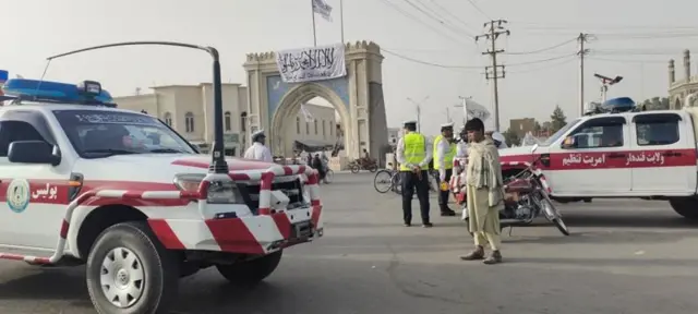 कंधार के एक स्थानीय ने हमें बताया कि शहर में पहले की तुलना में थोड़ा सुधार हुआ है