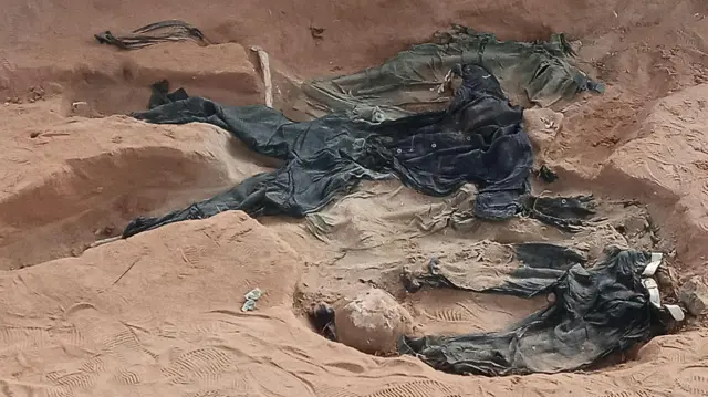 කොක්කුතුඩුවායි කැණීම්:මිනිවළ තුළින් හමුවු පූර්ණ මිනිස් අස්ථී කූඩු ගණන 17 ක් දක්වා ඉහළට;කැණිම් කටයුතු තාවකාලිකව අත්හිටුවයි