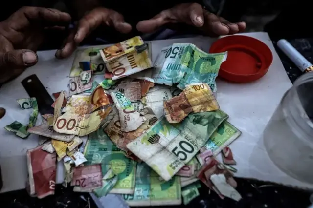 مشتی اسکناس که نیاز به ترمیم دارند