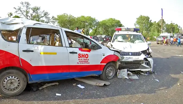 पुलिस की गाड़ियों को नुकसान