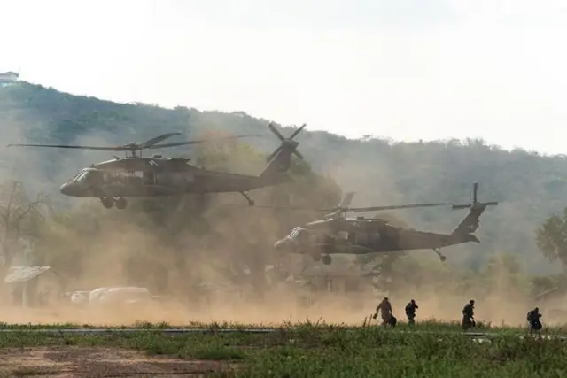 Imagem de dois helicópteros