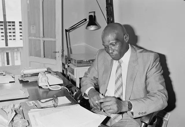 Le président Abdoulaye Wade dans son bureau en 1980.