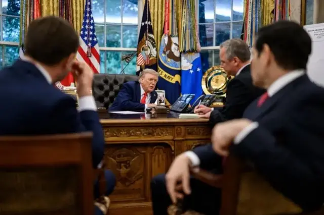 Білий дім опублікував фото розмови Трампа з Путіним