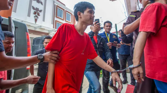 Terdakwa Fandi Ramadhan memasuki ruang sidang di PN Batam pada Kamis siang (05/03) bersama lima terdakwa lainnya.