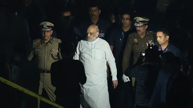 सोमवार राति गृहमन्त्री अमित शाह घटनास्थलको निरीक्षण गर्दै, साथमा सुरक्षा निकायका अधिकारीहरू पनि छन्