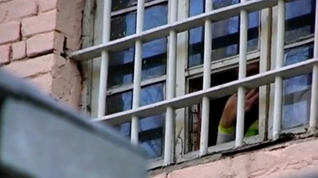 Тимошенко у вікні Лук'янівського СІЗО, листопад 2011 року