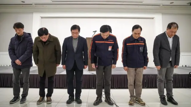 記者会見の冒頭で謝罪するキム·イベ代表（右から3人目）ら済州航空幹部（29日、ソウル）