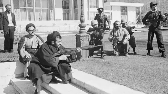 Des iraniens armés.