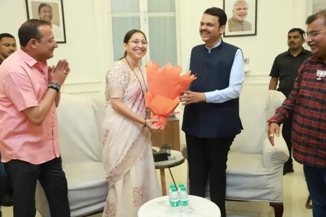 भाई ठाकूर यांना ज्यांच्या खुनाच्या आरोपाखाली शिक्षा झाली होती त्याच सुरेश दुबे यांच्या सून स्नेहा पंडित दुबे या आहेत.