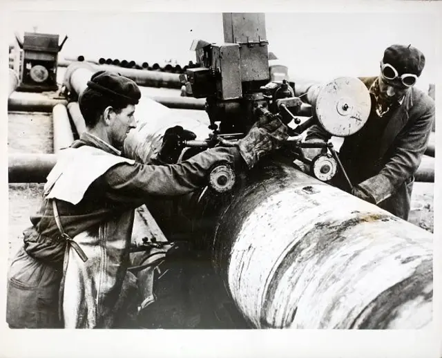 Радянські робітники з'єднують дві частини нафтопроводу, яким нафта потече до Братислави, 1961