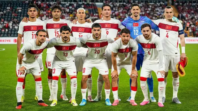 Türkiye'nin ABD'ye uçmadan önceki son maçı öncesinde Can Uzun, Ozak Kabak, Mert Müldür, Deniz Gül, Altay Bayındır, Çağlar Söyüncü, Yunus Akgün, Eren Elmalı, Oğuz Aydın, Salih Özcan ve Orkun Kökçü takım pozu veriyor