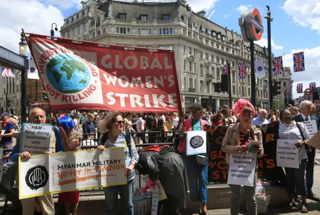 နာမည်ကြီး ဖက်ရှင်ကုန်ပစ္စည်း အမှတ်တံဆိပ်တွေ မြန်မာကနေ ထွက်ဖို့ ဆော်သြလှုပ်ရှားမှုတွေ ရှိခဲ့ပြီး တချို့ ထွက်ခွာခဲ့ကြ