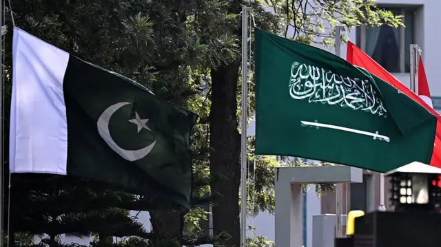 پرچم‌های ملی پاکستان (سمت چپ) و عربستان سعودی در ۲۹ مارس ۲۰۲۶ در محوطه وزارت امور خارجه پاکستان در اسلام‌آباد