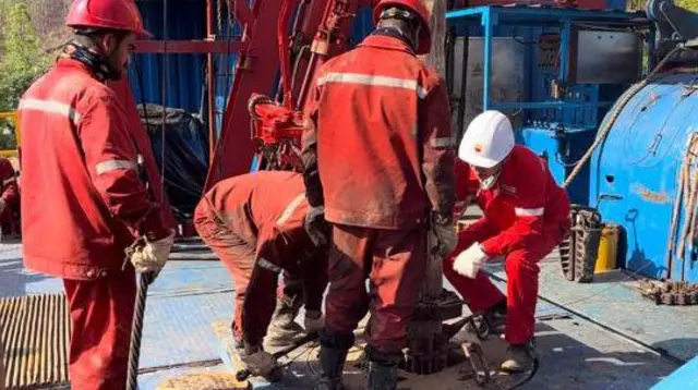 दैलेखको जलजलेस्थित मिथेन ग्यास भेटिएको भनिएको स्थानमा उत्खनन कार्यमा संलग्न नेपाली र चिनियाँ कामदार