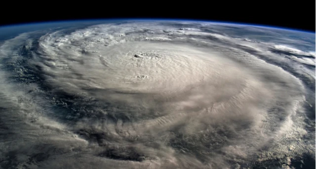 صورة لإعصار ميلتون الذي كان شديد السرعة و مدعوماً بالمياه الدافئة والظروف الجوية المواتية.