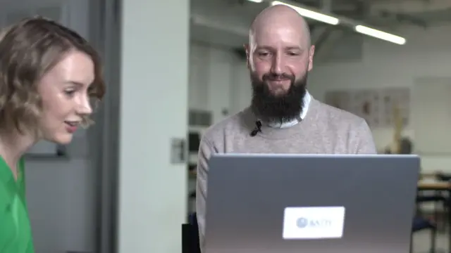 جیمز فرن در حال بررسی امتحانات دپارتمانش است