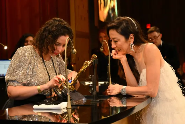  میشل یئو بازیگر اصلی «همه جا، همه چیز، یک آن» منتظر است تا نامش بر روی جایزه‌اش حک شود