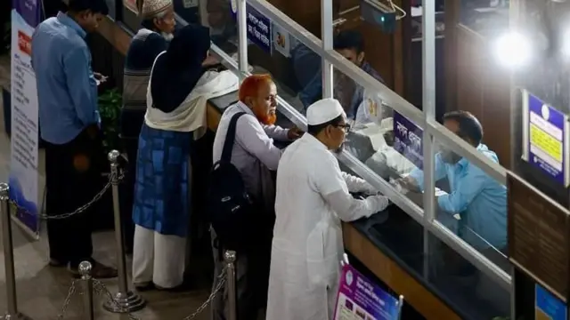 একটি ব্যাংকের ভেতরের কার্যক্রমের দৃশ্য