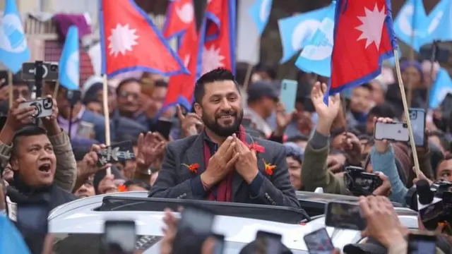 जेलबाट रिहा भएपछि पार्टी कार्यालयमा समर्थकहरूलाई अभिवादन गर्दै रवि लामिछाने