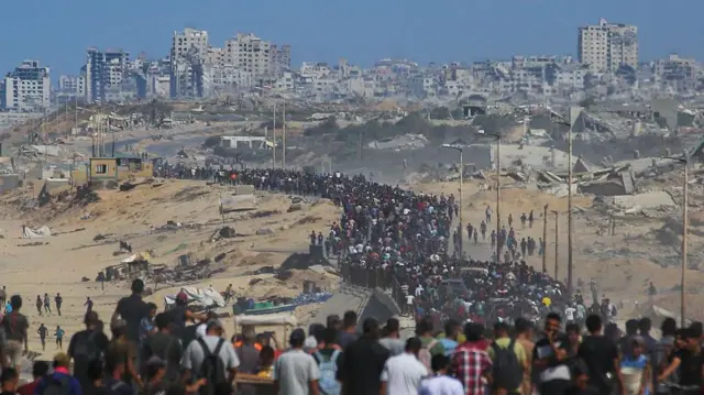 10 अक्तूबर 2025 को हजारों फ़लस्तीनी ग़ज़ा सिटी की ओर जाते हुए