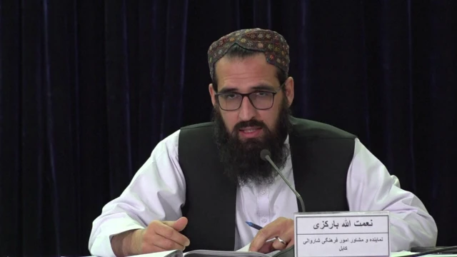 د ښاروالۍ استازی د خبرو پر مهال 