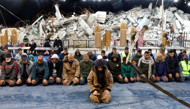 غزيون يؤدون صلاة التراويح في أول أيام شهر رمضان