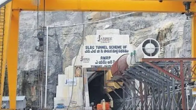 बोगद्यात काम सुरू असताना गळतीमुळे अचानक पाणी आत शिरल्याचे सांगितले जात आहे.