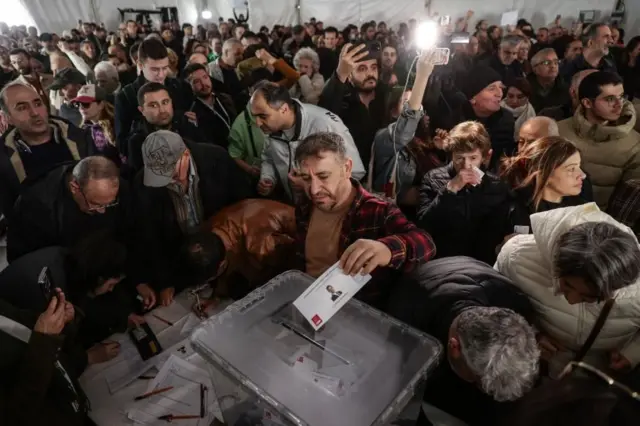 イスタンブールのCHP投票所で、同党の大統領候補予備選に投票する人たち