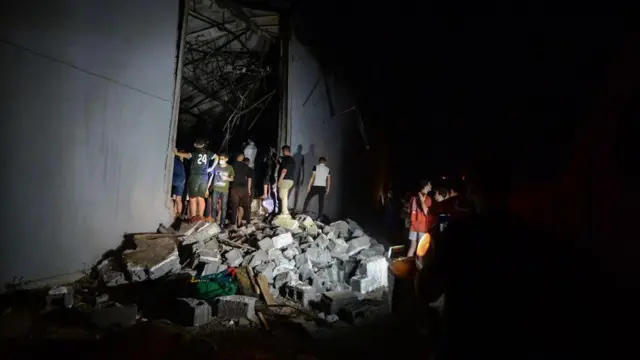 আগুনে ভবনটির একাংশ ধ্বসে পড়েছে।