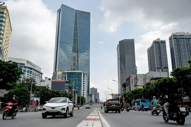 Mức thuế trung chuyển 40%, theo tuyên bố của ông Trump, phần nào cho thấy quyết tâm của Mỹ trong việc ngăn chặn Trung Quốc lách thuế vào Mỹ thông qua Việt Nam mà quan chức Washington nhiều lần tuyên bố. Mức thuế trung chuyển 40%, theo tuyên bố của ông Trump, phần nào cho thấy quyết tâm của Mỹ trong việc ngăn chặn Trung Quốc lách thuế vào Mỹ thông qua Việt Nam mà quan chức Washington nhiều lần tuyên bố.