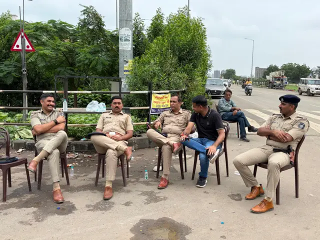 બીબીસી ગુજરાતી સુરત એમ્બ્રોઈડરી કારખાના મજૂરો કારખાનેદારો અમરોલી ઉધના કતારગામ જીઆઈડીસી બીબીસી ગુજરાતી સુરત એમ્બ્રોઈડરી કારખાના મજૂરો કારખાનેદારો અમરોલી ઉધના કતારગામ જીઆઈડીસી રજા હક કામદાર લેબર કામદાર ટેક્સ્ટાઇલ ગુજરાત